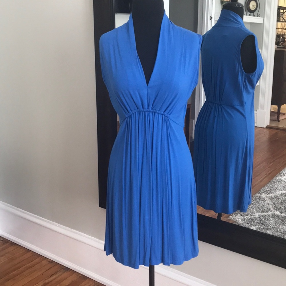 Flattering v neck dress in blue